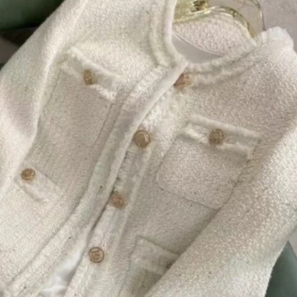 Last One Women’s White Tweed Jacket Gold embossed button detail XL NWT - Picture 3 of 15